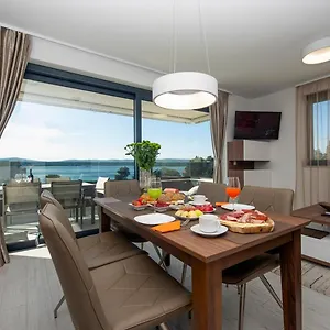 https://villa-ivan-sveti-filip-i-jakov.hotelinzadar.com